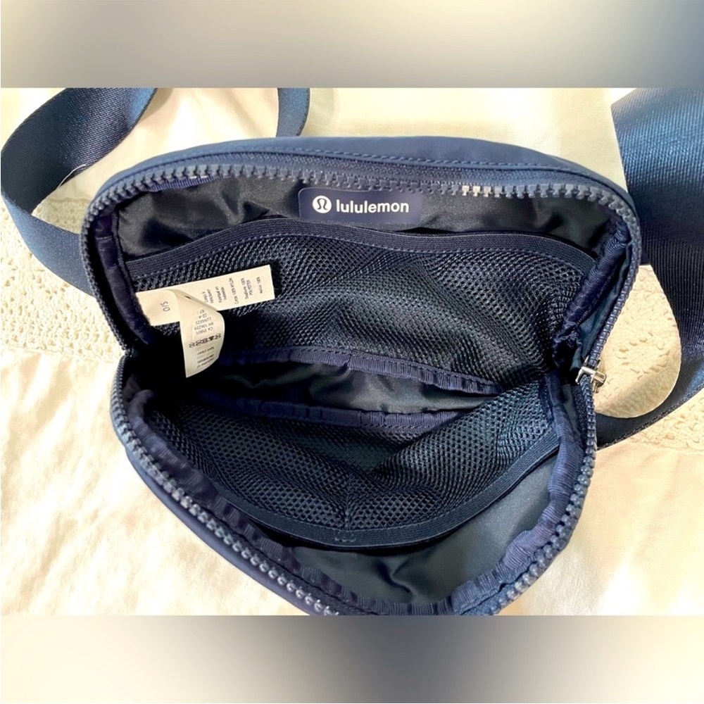 EUC Lululemon Navy Belt Bag 1L - Picture 3 of 3
